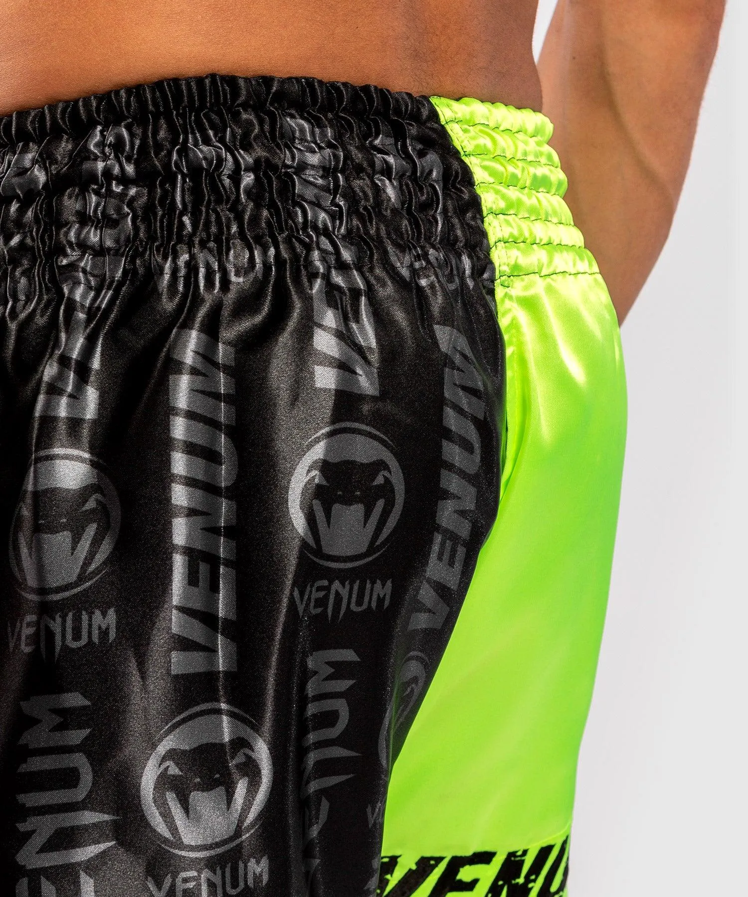 Pantalones cortos Venum Logos Muay Thai - Negro/Amarillo