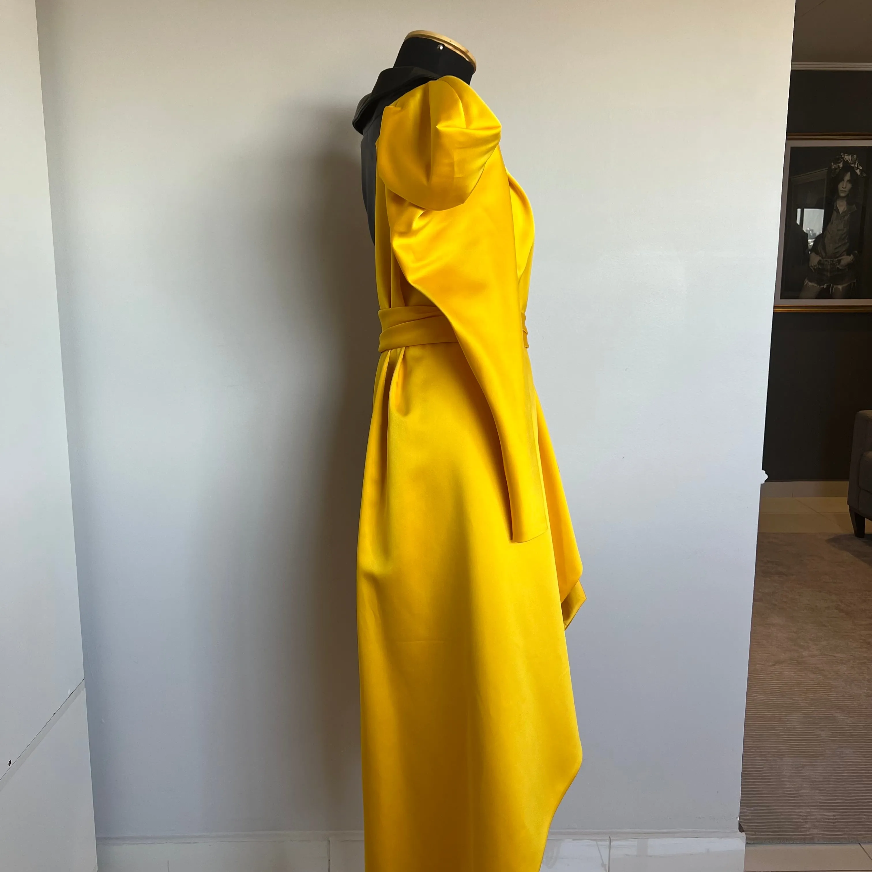 Vestido Moschino Em Couro Preto e Cetim Amarelo