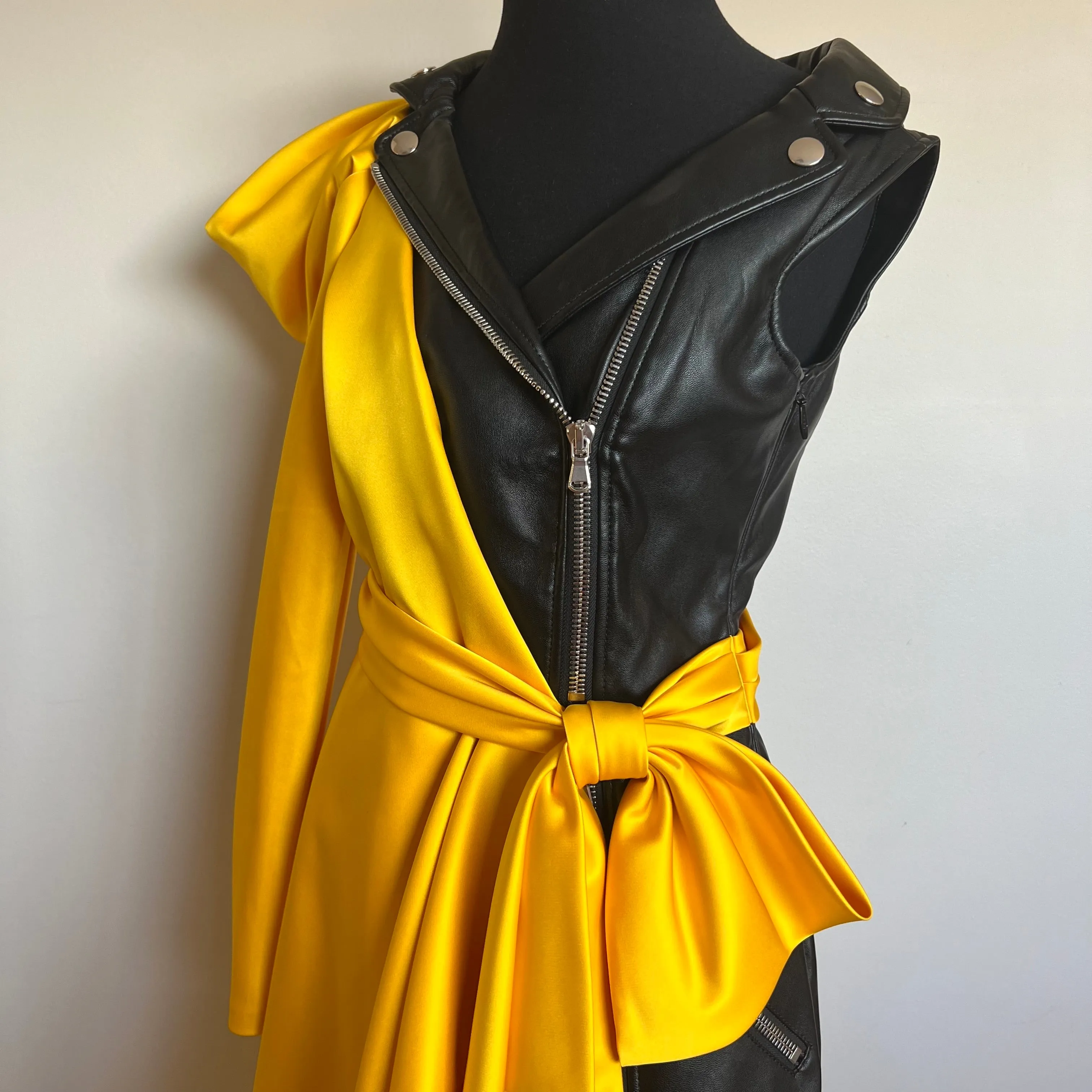 Vestido Moschino Em Couro Preto e Cetim Amarelo